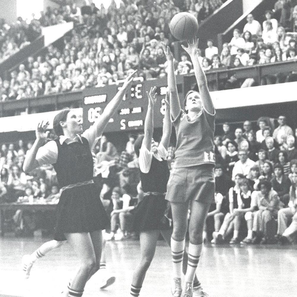Mighty Macs basketball - black 和 white photo of Mighty Macs women's basketball team